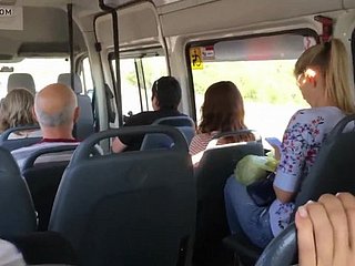 Glücklicher Kerl auf dem Bus.