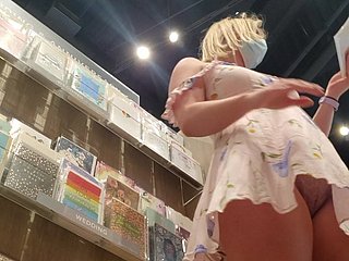 upskirt blonde comel