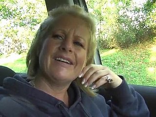 Yaramaz olgun robyn ryder oynamak için arabada bacaklarını yayıyor