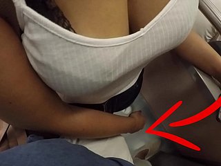 지하철에서 큰 가슴을 가진 알 수없는 금발의 milf! 그건 옷을 입은 섹스라고 불 렸어?