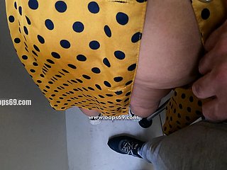 남편은 메트로 지하철 열차와 버스와 같은 공공 장소에서 아내의 큰 엉덩이를 만지는 낯선 사람을보고 싶어합니다.