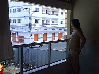 Vợ thích thể hiện cơ thể khỏa thân của cô ấy cho tất cả các khu phố nhìn thấy
