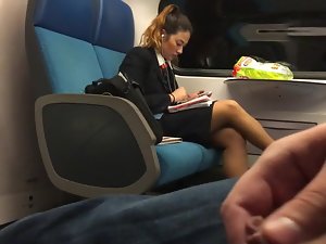 Cumming neben heißen Mädchen im Zug