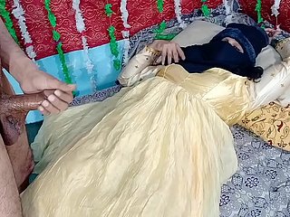 येलो ड्रेस्ड देसी दुल्हन बिल्ली चोदना