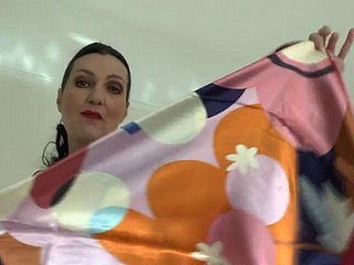 Güzel Saten Başörtüsü Gösterimi, JOI Leydi Victoria Valente