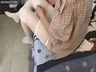 非常闷骚的气质美少妇外面穿得带点小仙气,想不到里面穿着骚紫内衣!